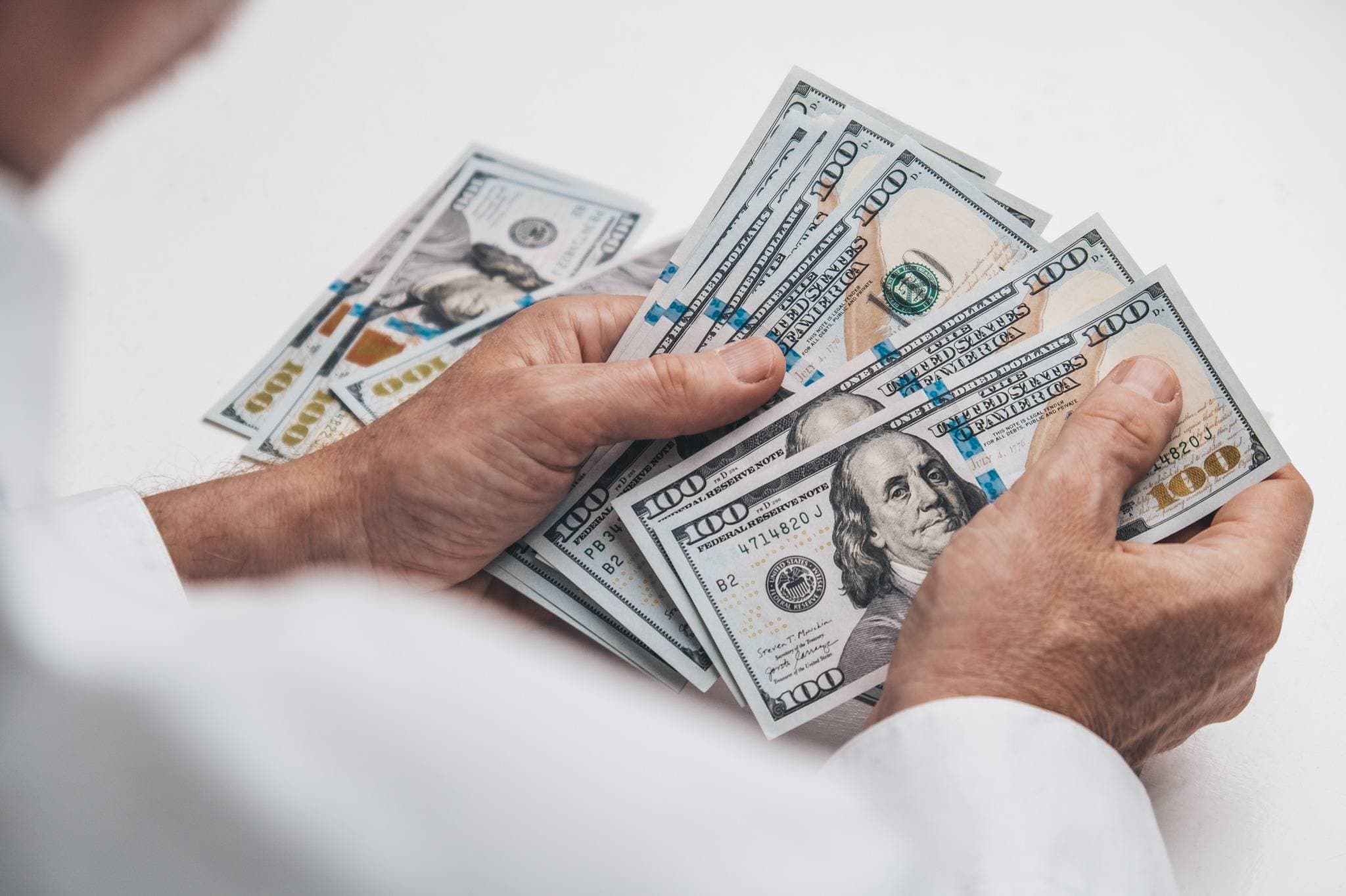 Guía completa para invertir comprando dólares en Perú